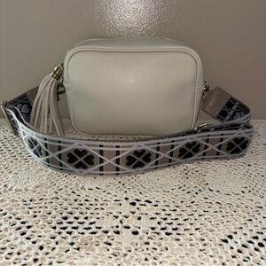 Vera Pelle Cream Pebbled Crossbody Bag with Patterned Strap